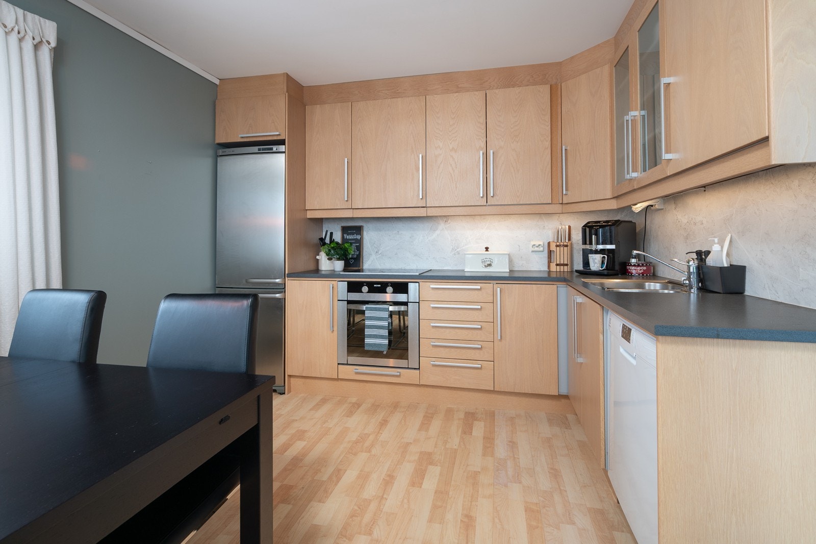 Stilren innredning med god skap- og benkeplass Galleribilde