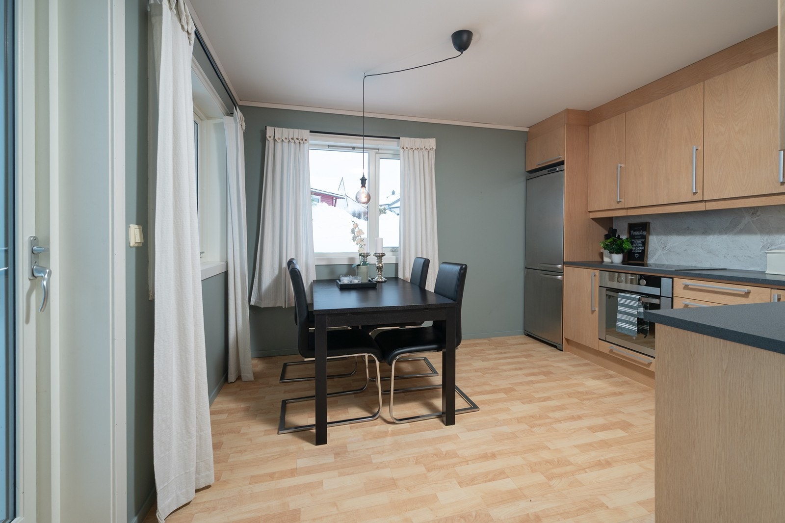 Romslig kjøkken med spiseplass og utgang til terrassen Galleribilde