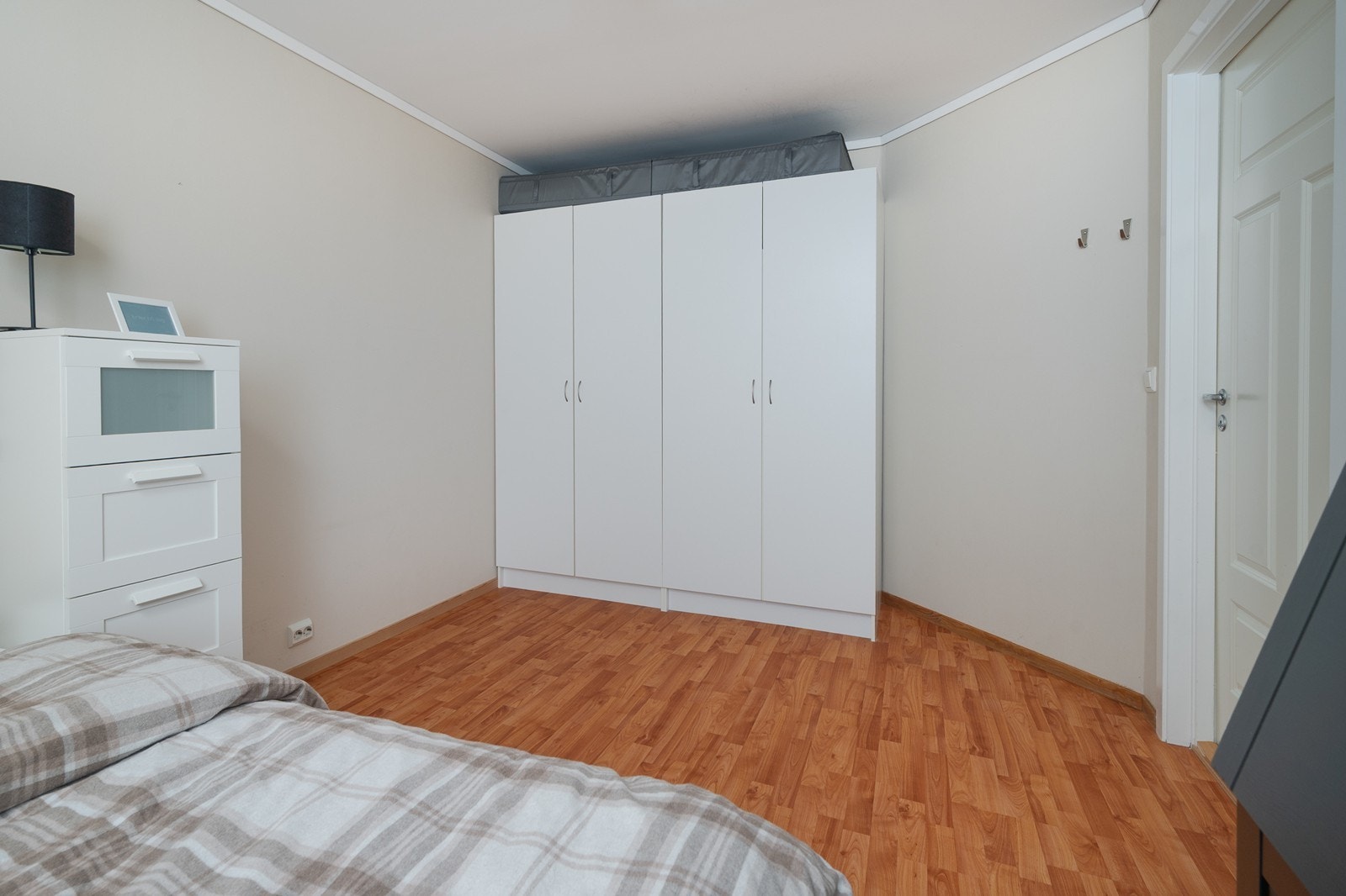 Begge soverom har garderobeskap Galleribilde