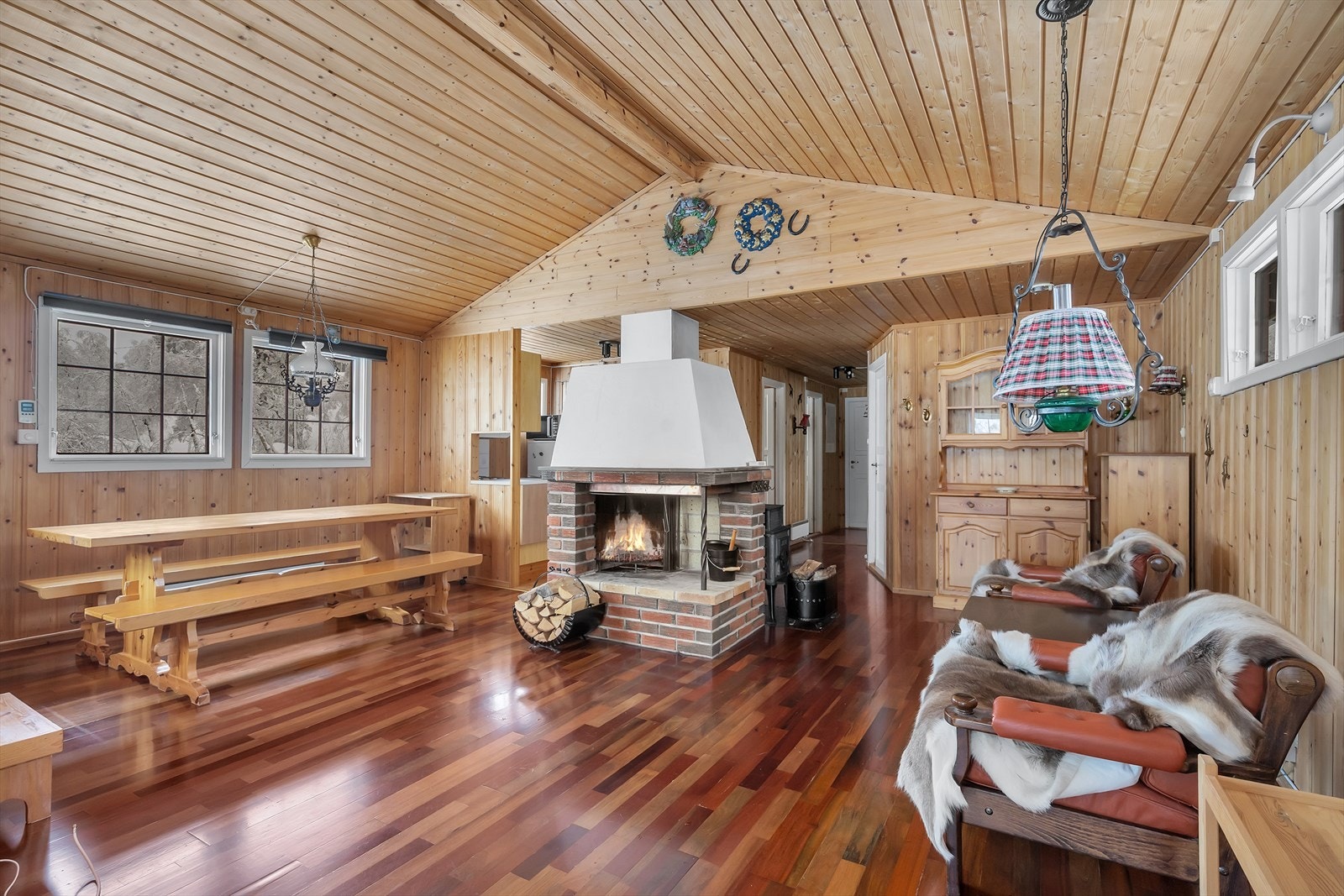 Romslig stue med åpen peis Galleribilde