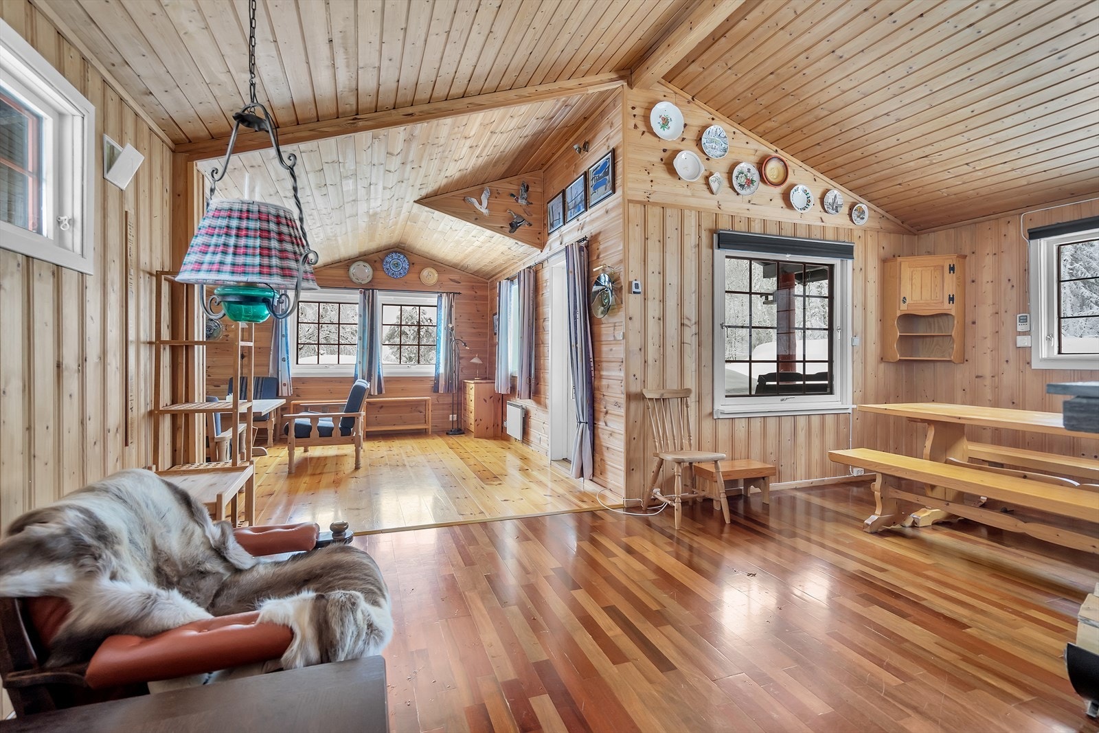 Koselig stue med god plass til både sofagruppe og spisebord Galleribilde