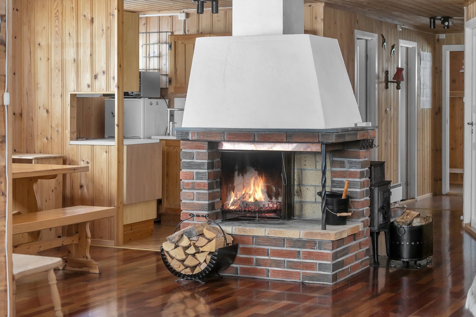 Hør knitringen fra peisen og fin roen på hytta Galleribilde