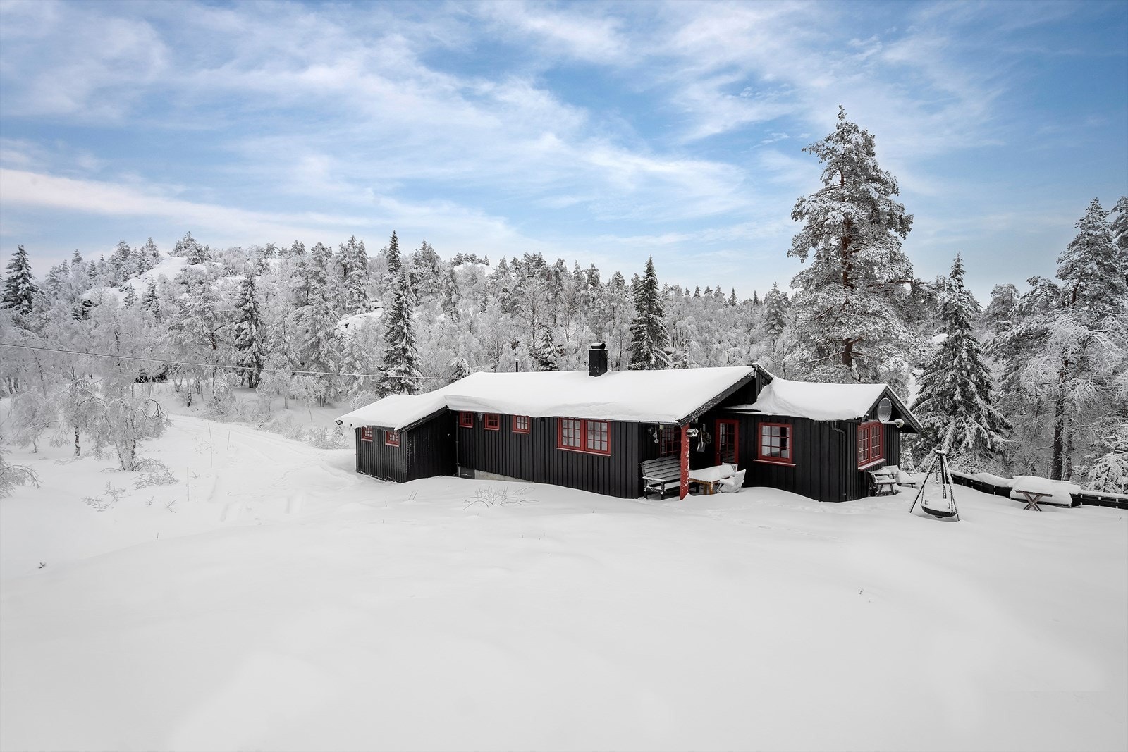 Fra hytta har man mange turmuligheter i umiddelbar nærhet; både sommer og vinter Galleribilde
