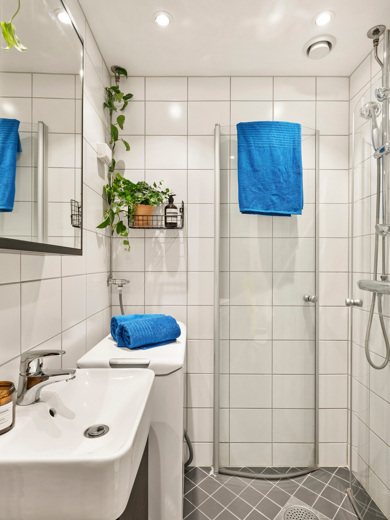 Pent og funksjonelt bad med oppbevaringsmulighete Galleribilde