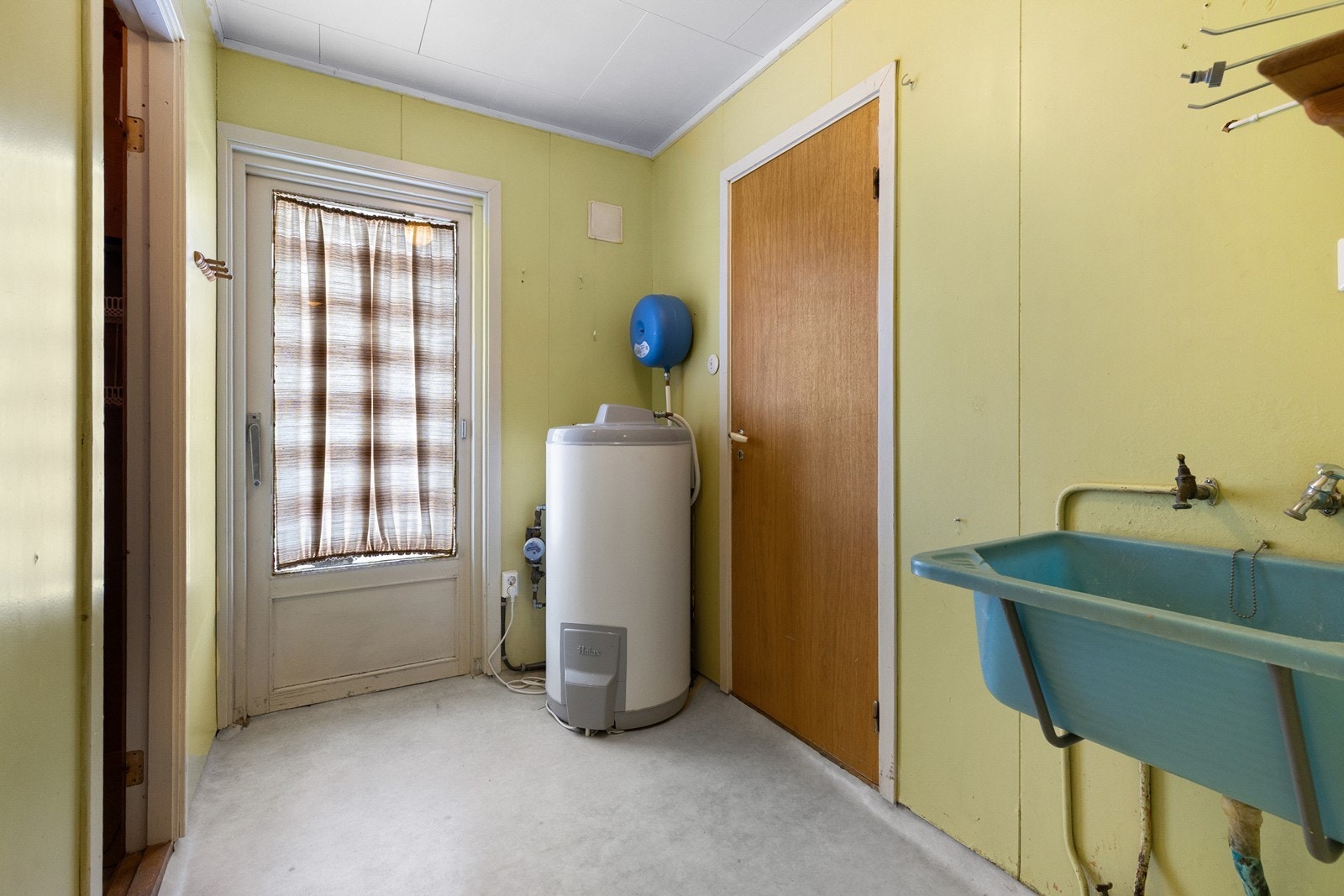 Vaskerom med vv.bereder og vaskekum. Egen utgang. Galleribilde