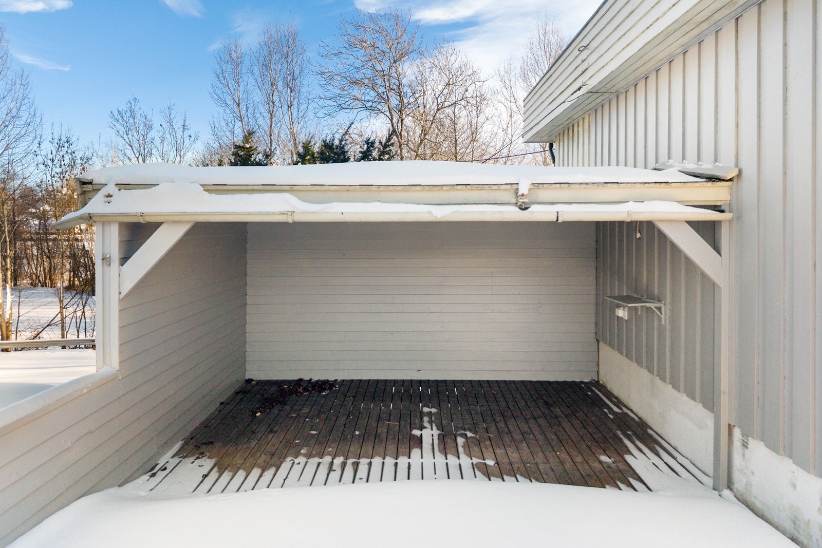 Koselig overbygd uteplass med god kveldssol Galleribilde