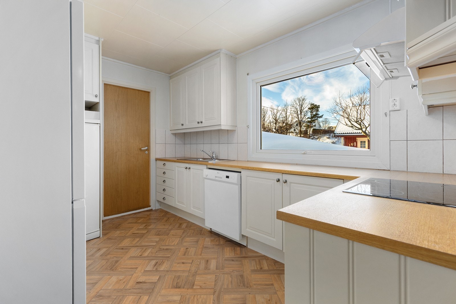 Det er godt med skap og benkplass på kjøkkenet Galleribilde