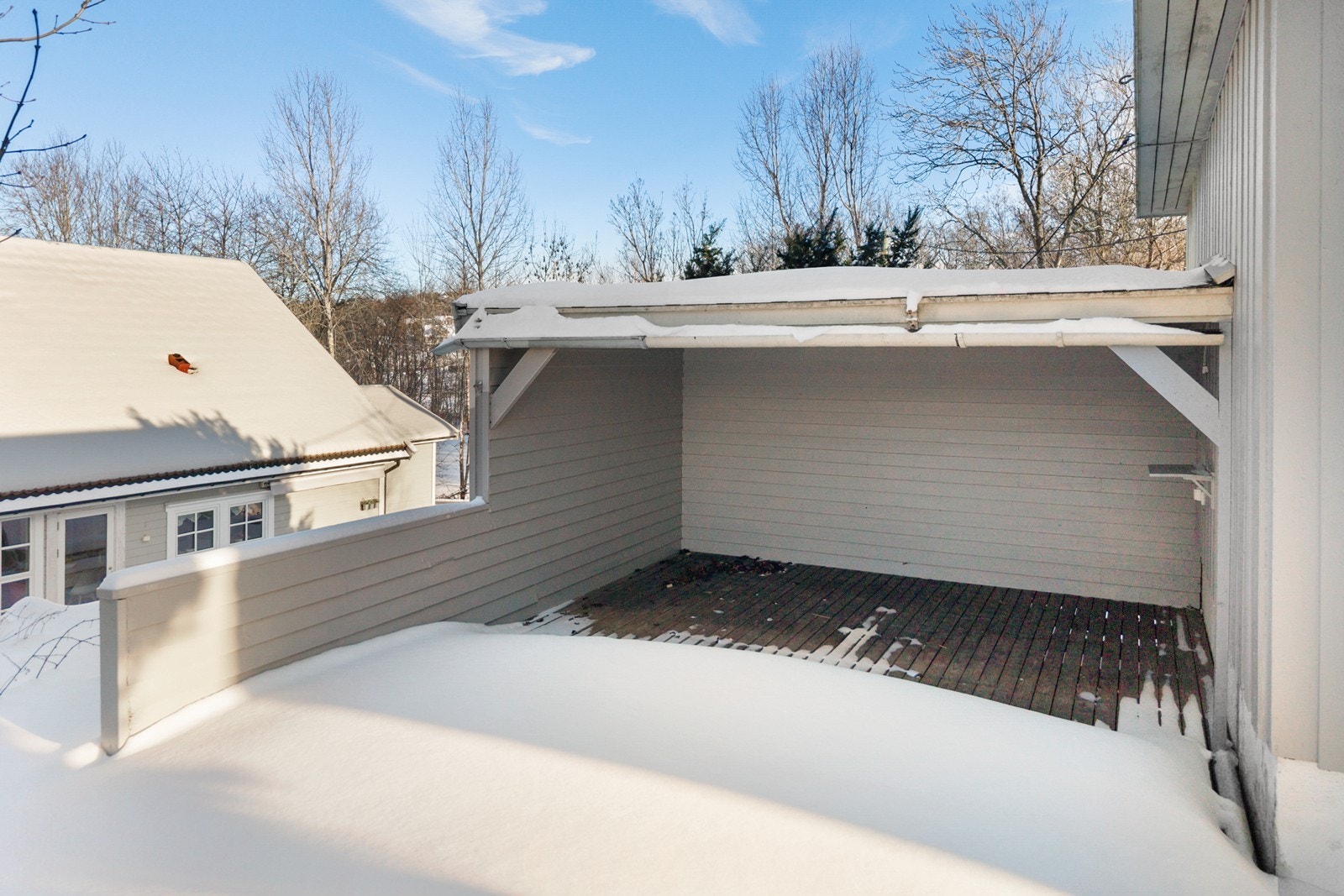 Den overbygde uteplassen gir skjerming mot vær og vind, og gir en fin usjenert uteplass Galleribilde