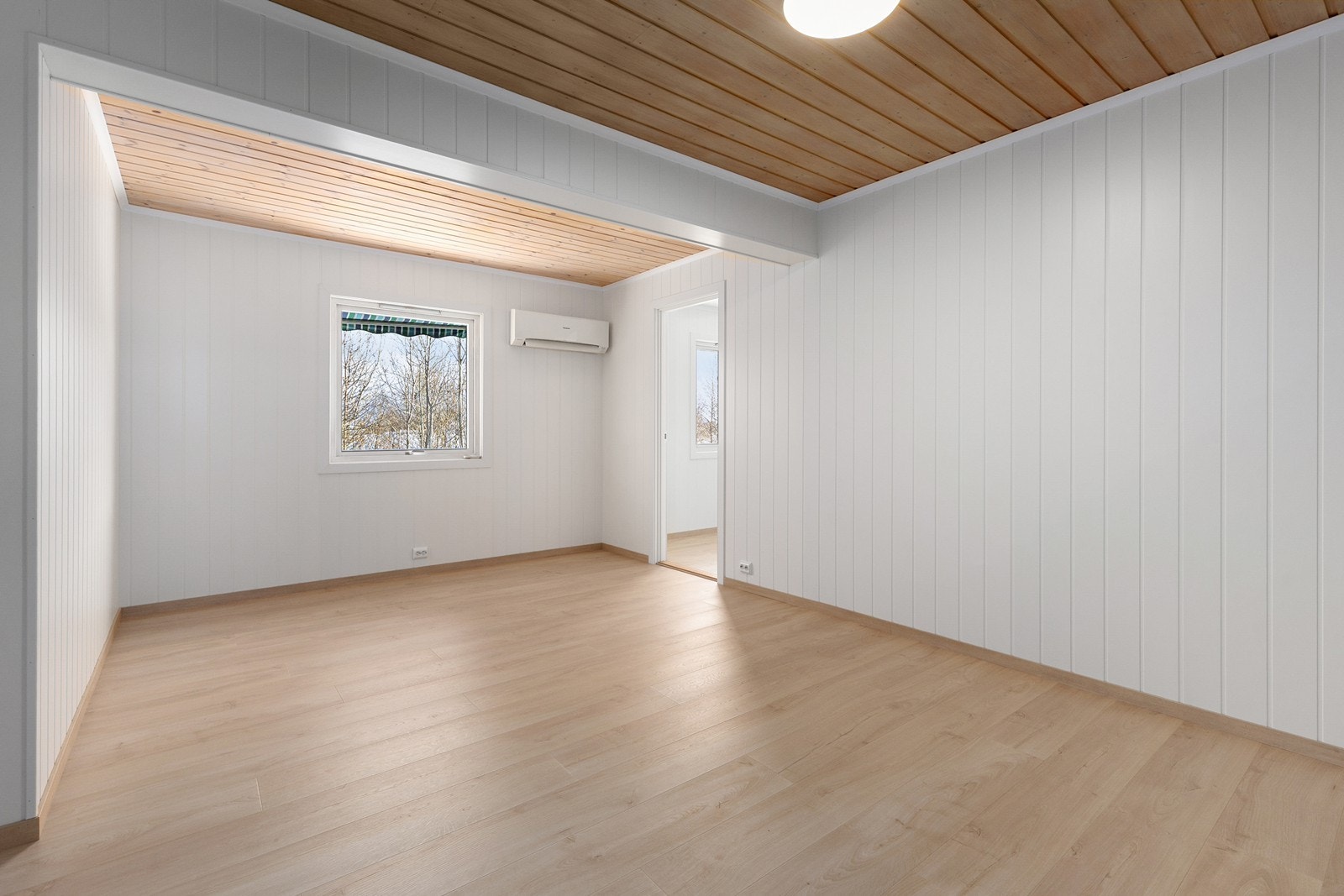 Fra stuen er det dør videre til soverom 4 som tidligere var bod. (Bruksendring av rommet er ikke byggemeldt) Galleribilde