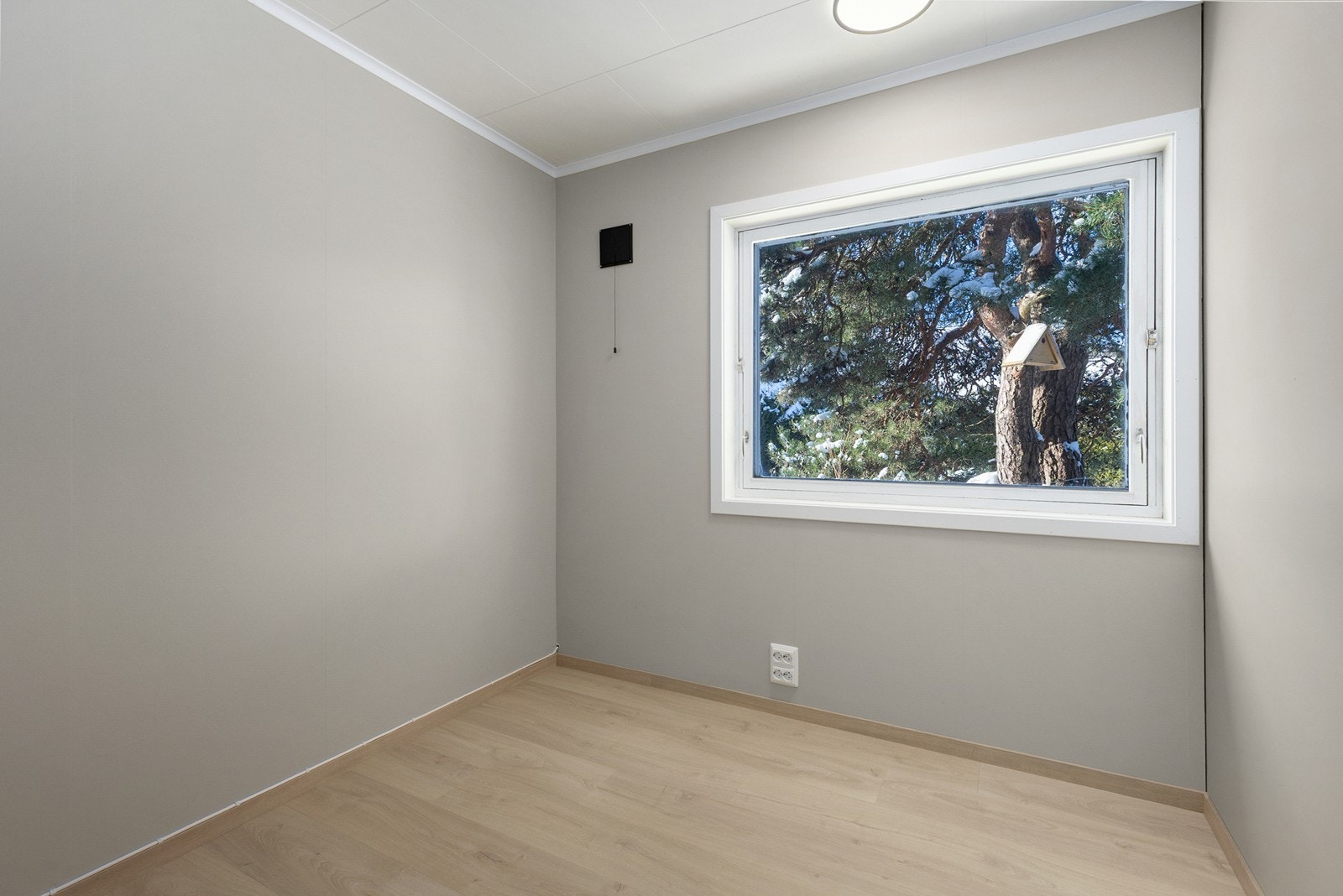 Soverom 2 oppusset med nye gulv og veggflater Galleribilde