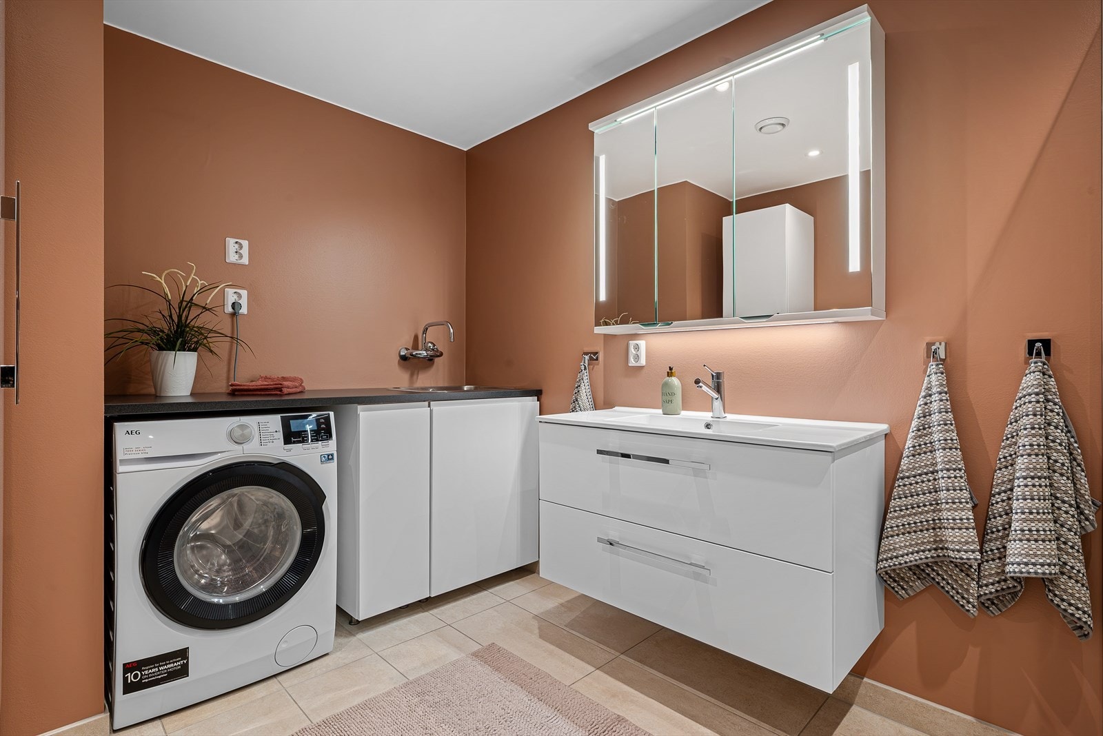 Bad med plass til både vaskemaskin og tørketrommel. Malt i tidsriktige farger, Galleribilde