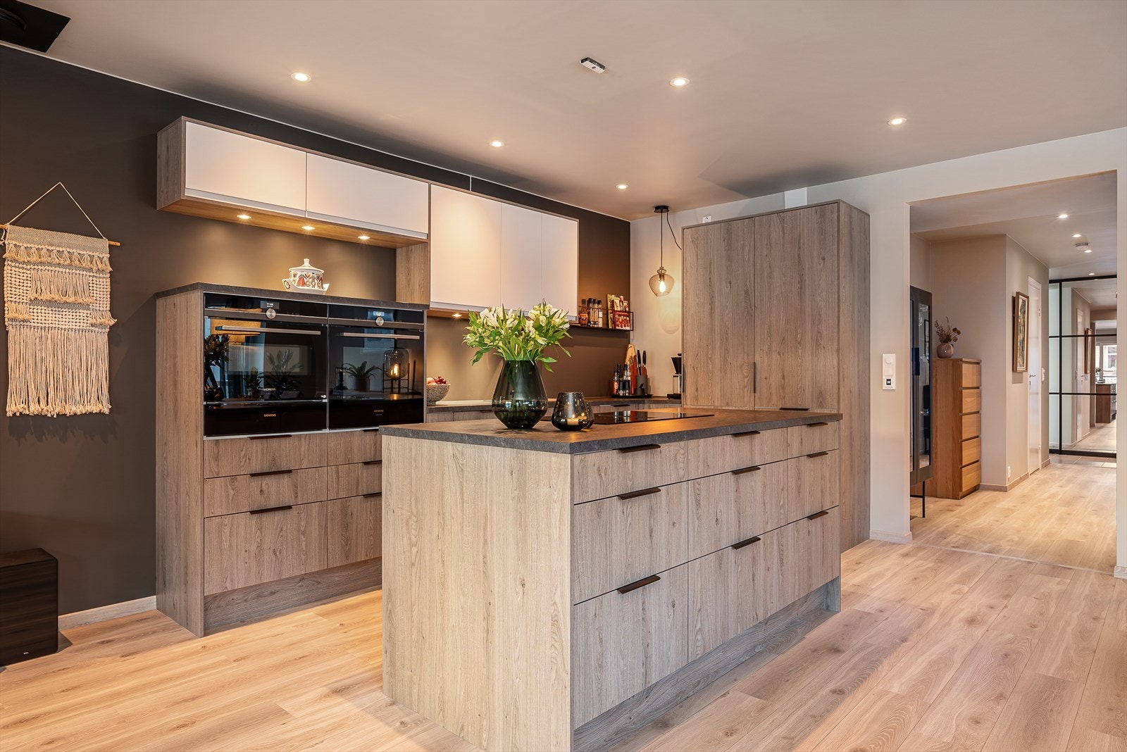 Moderne kjøkken med stor kjøkkenøy. Her kan man kokkelere og samtidig konversere med gjestene. Galleribilde