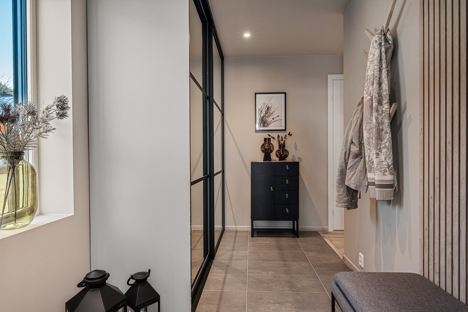 Entré med romslig skyvedørsgarderobe. Galleribilde