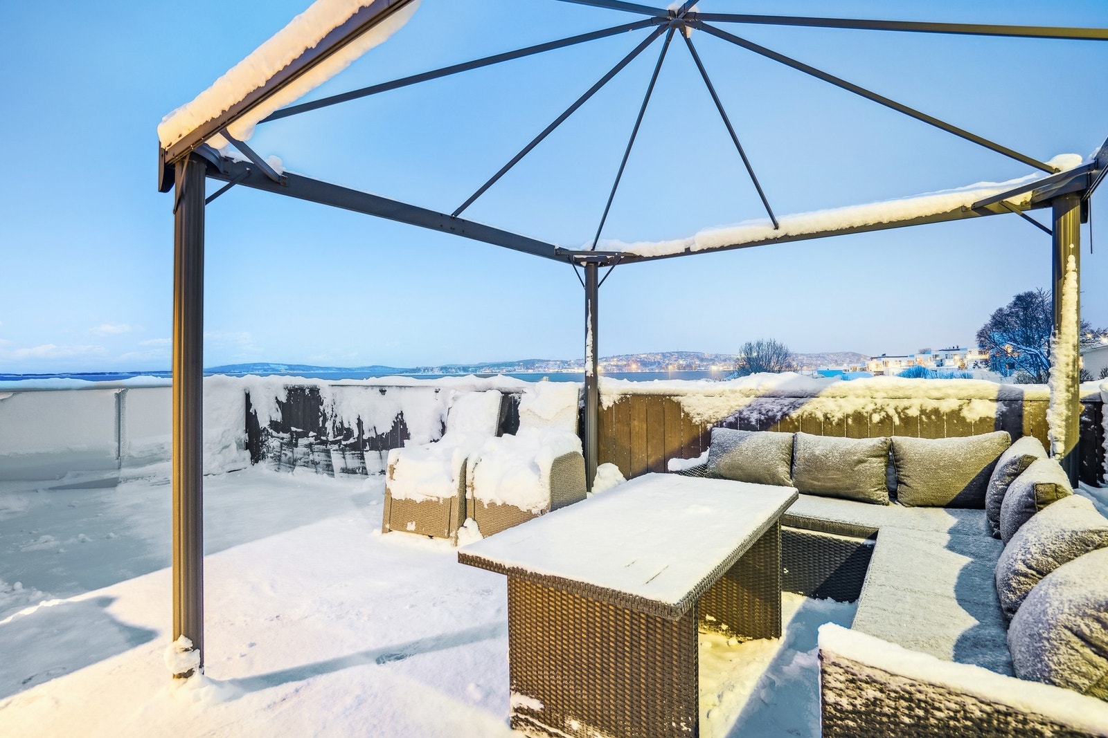 Her er det god plass til utemøbler og grill. Galleribilde