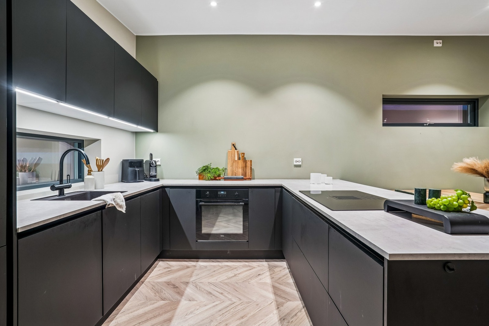 Kjøkken med integrerte hvitevarer som medfølger. Galleribilde