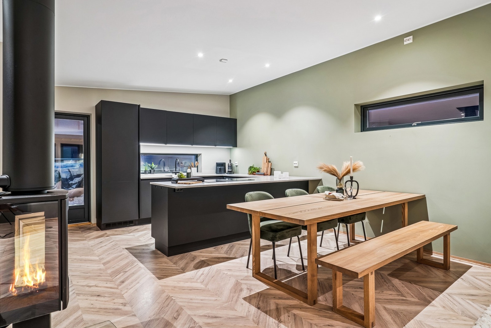 Kjøkkenet ligger i bakkant av stuen. Galleribilde