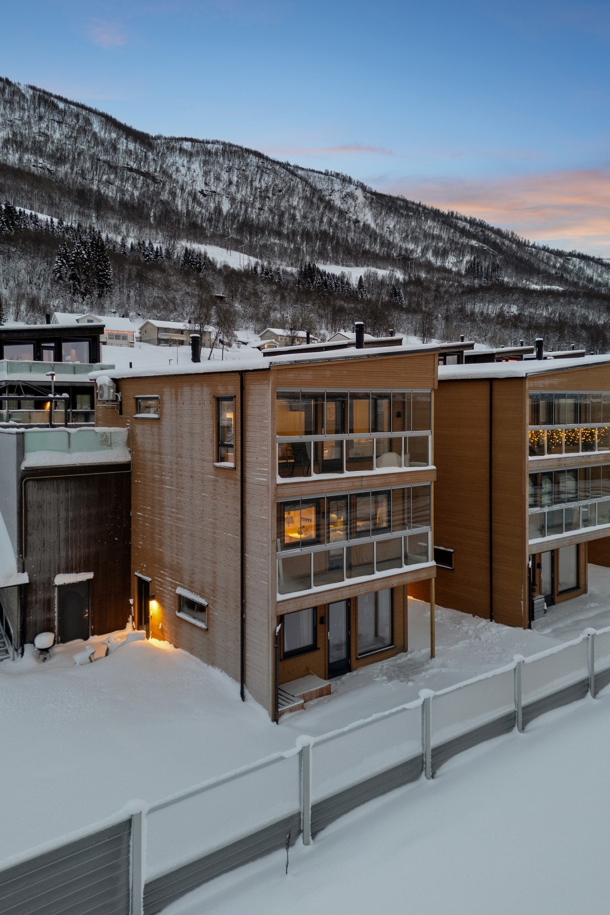 Boligen har vestvendte balkonger i front og stor balkong i bakkant mot øst. Galleribilde