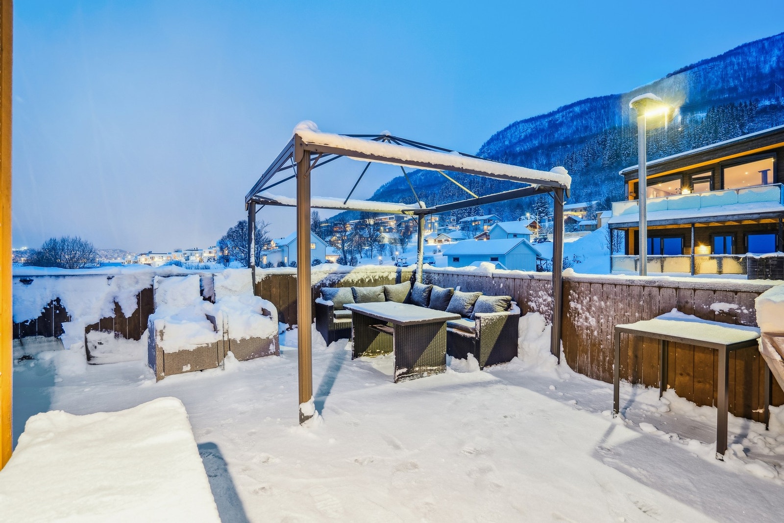 Stor balkong med utgang fra kjøkken. Galleribilde