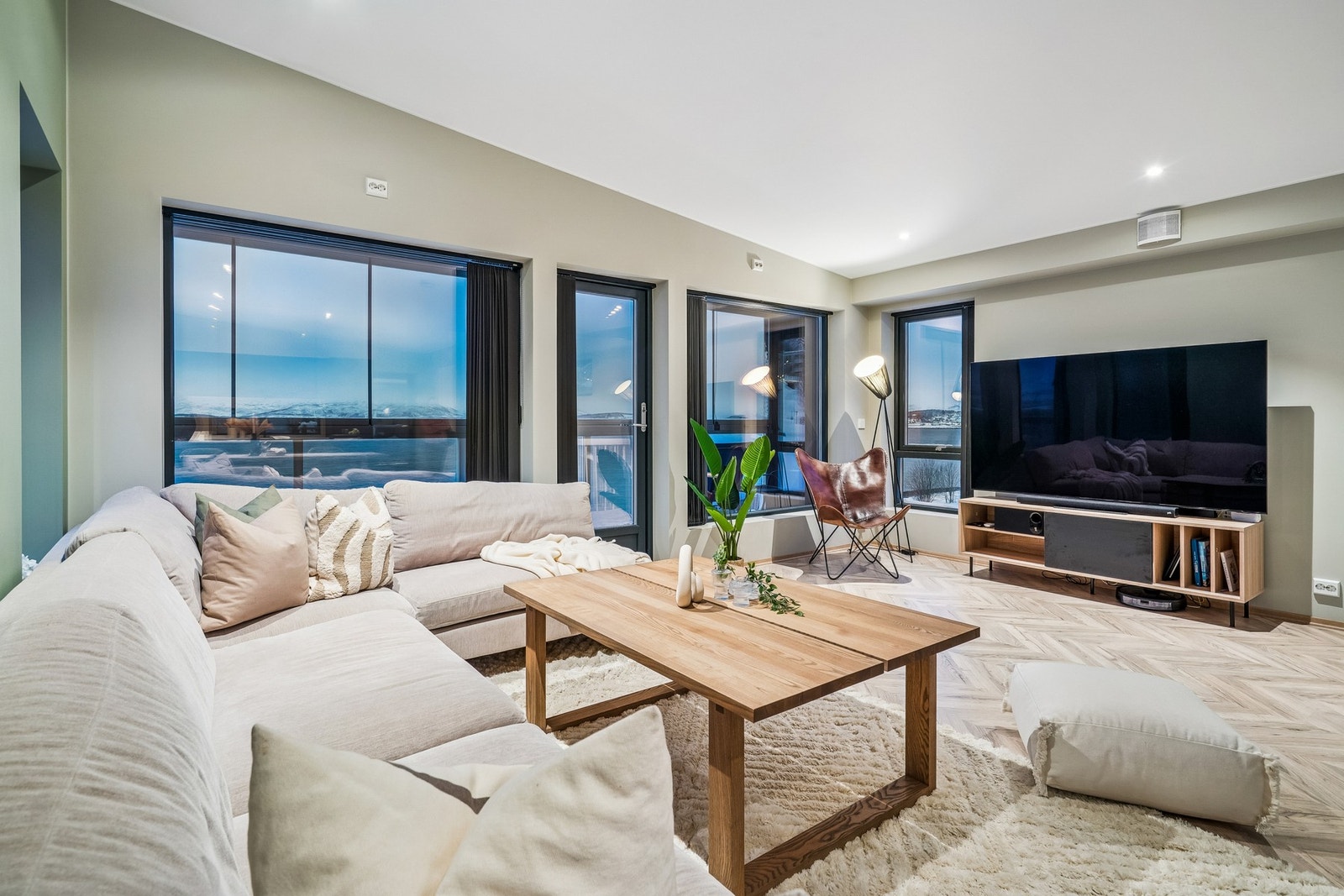 Stue med utgang til vestvendt balkong. Galleribilde