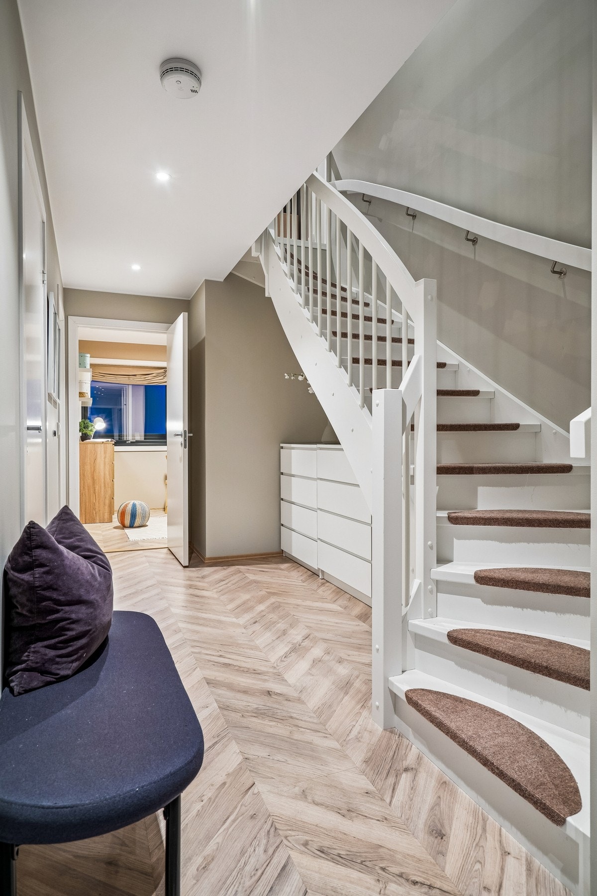 Mellom gang med trapp opp til 2 etg. Galleribilde