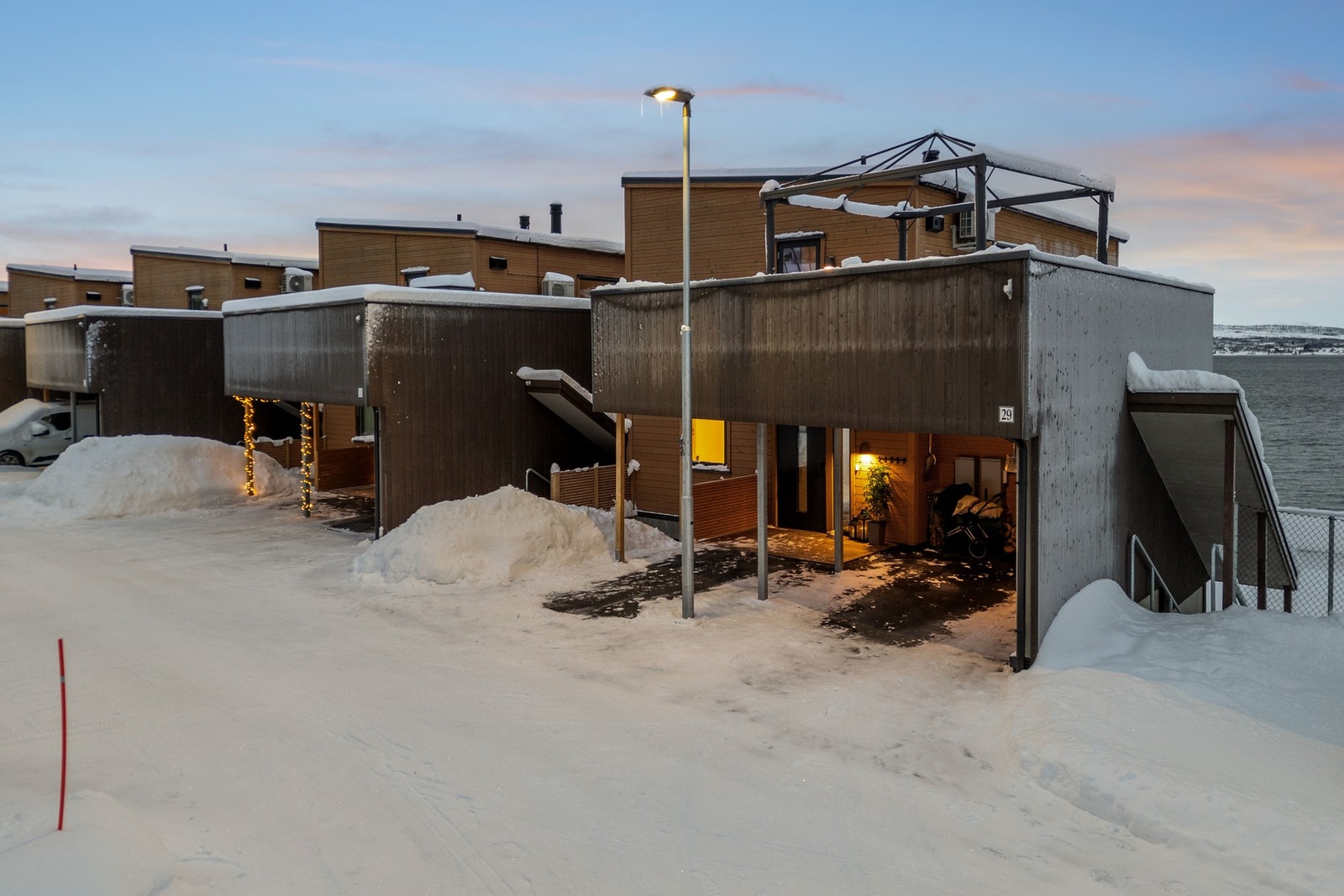 2 parkeringsplasser ved inngangen. Galleribilde