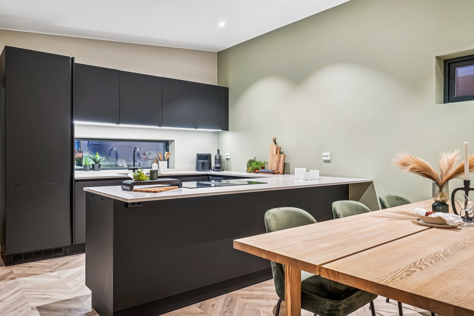 Moderne kjøkken med godt med benkeplass. Galleribilde