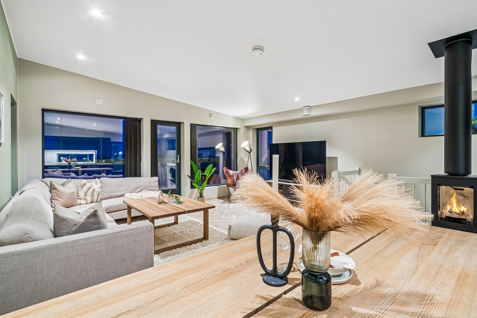 Flott stue med store vinduer i front. Galleribilde