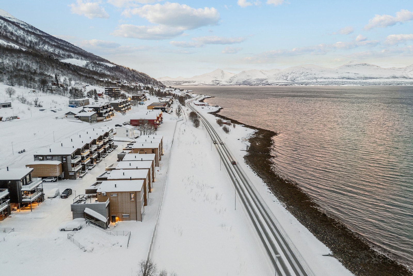 Fløylia ligger på fastlandet rett sør for AMFI Pyramiden. Galleribilde