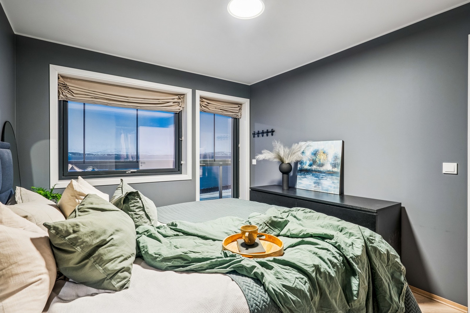 Hovedsoverom med utgang til balkong. Galleribilde