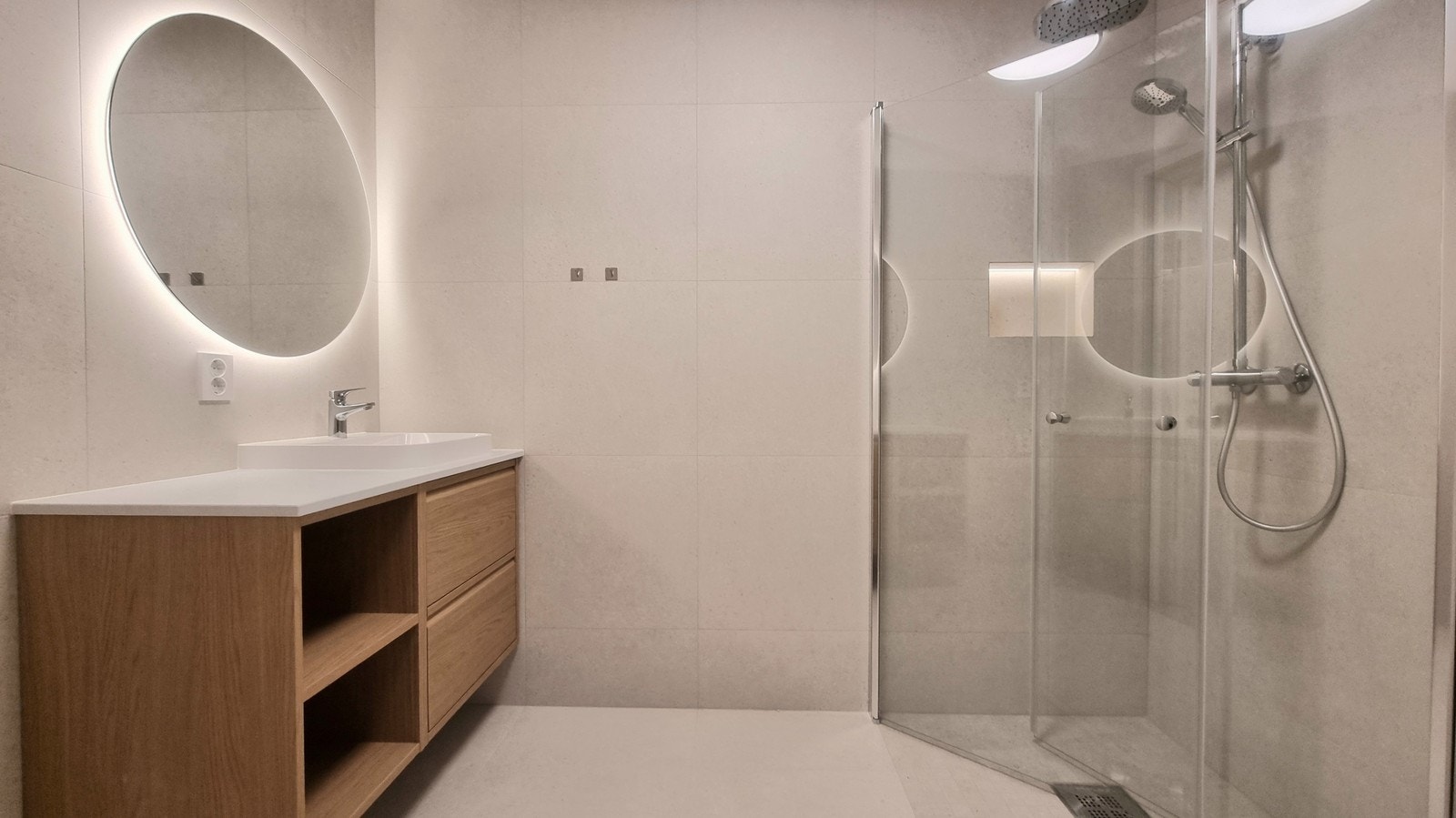 Flott flislagt bad, opplegg for vaskemaskin Galleribilde