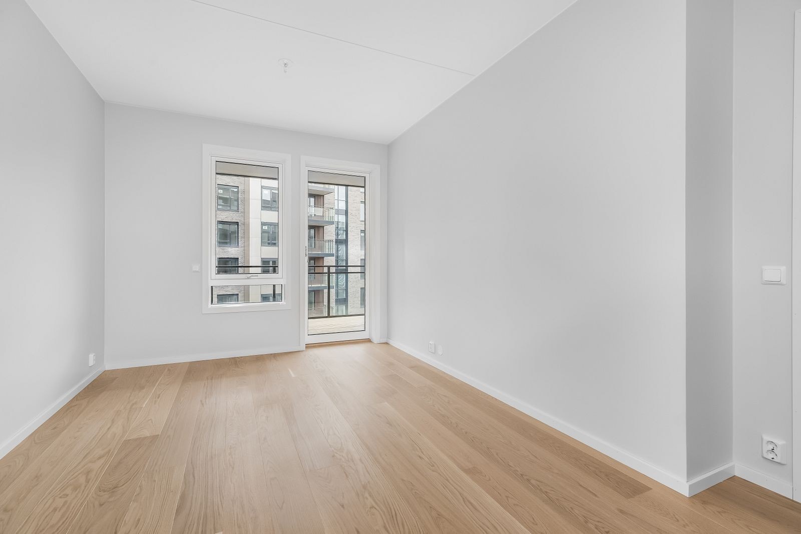 Hovedsoverommet har eget bad og egen utgang til balkong. Soverommet er på ca. 14,6 kvm. Galleribilde