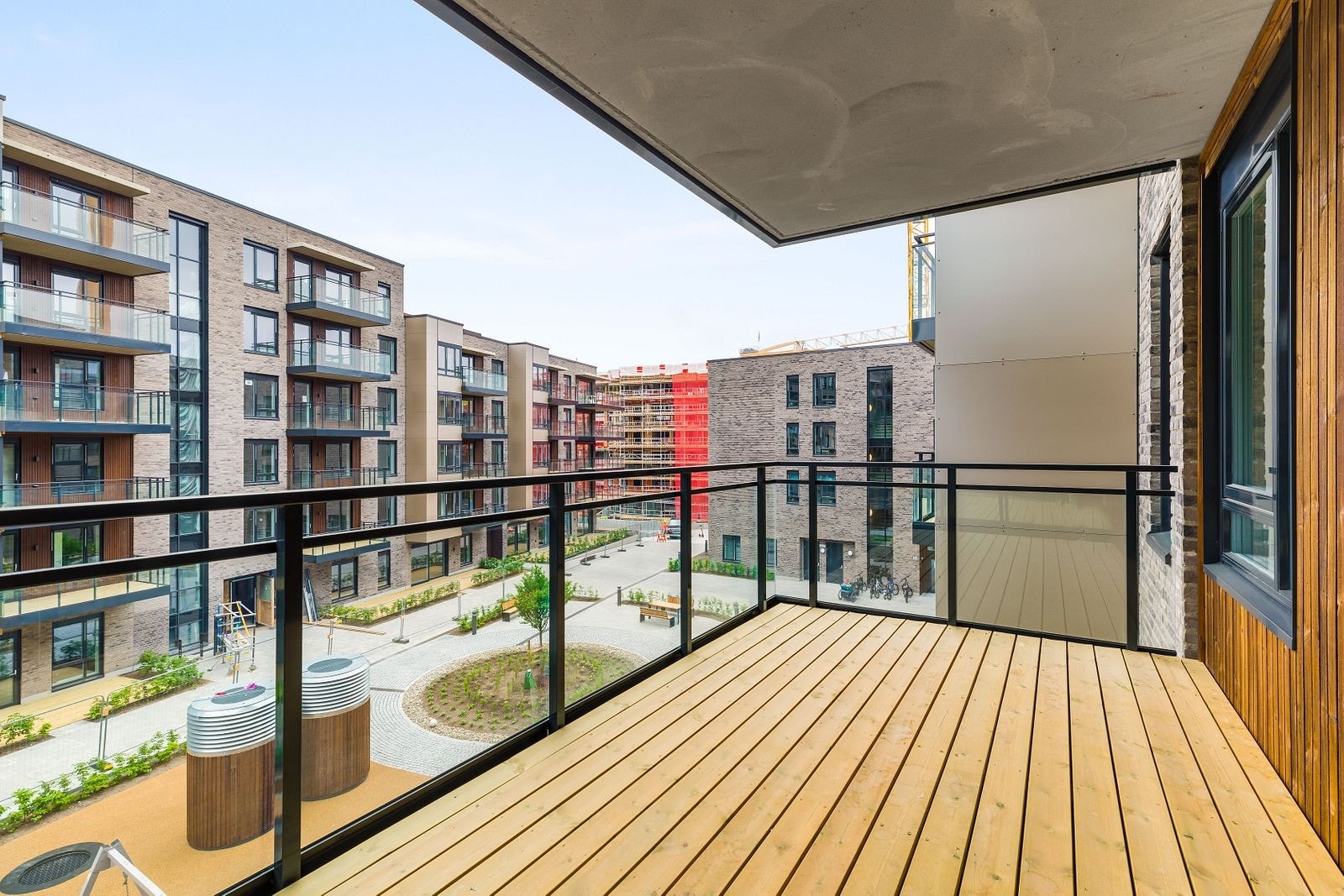 Balkongen via hovedsoverommet er på ca. 10,5 kvm og vender inn mot bakgården. Galleribilde