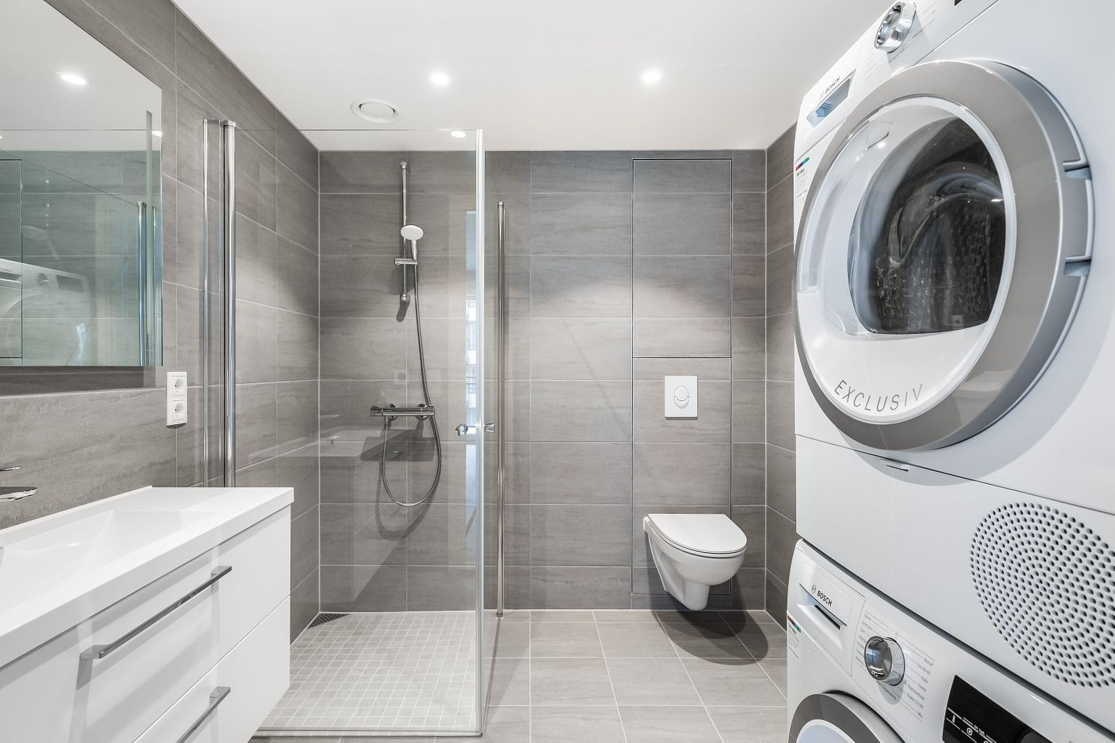 Flislagt bad via hovedsoverommet. Vaskemaskin og tørketrommel fra Bosch følger med. Galleribilde