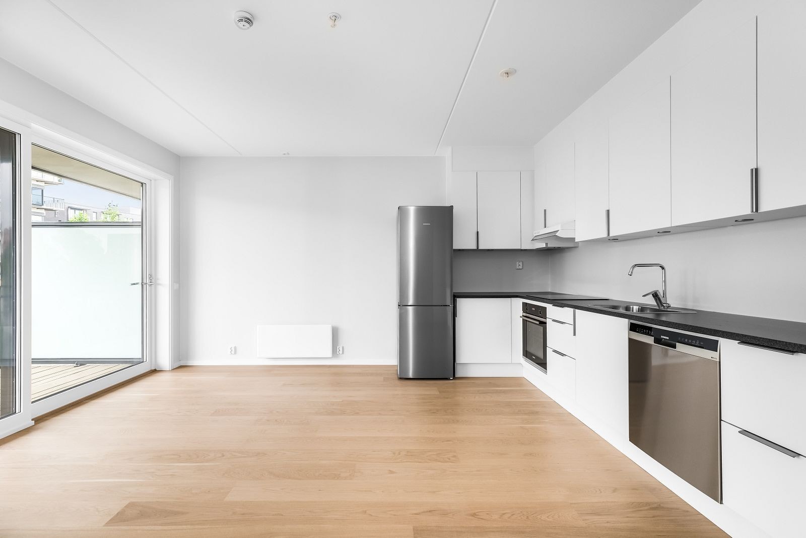 Åpen stue- og kjøkkenløsning. Hvitevarer følger med. Galleribilde