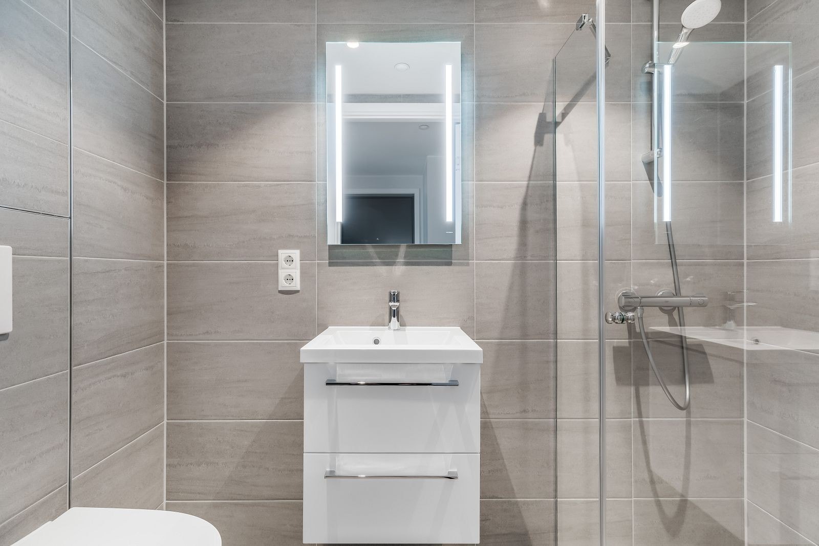 Flislagt bad via entré. Galleribilde