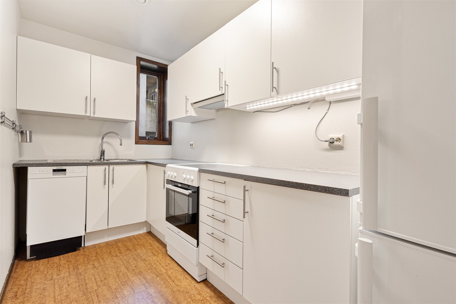 Kjøkken er av nyere årgang enn resten av leiligheten, og selges komplett med alle hvitevarer Galleribilde