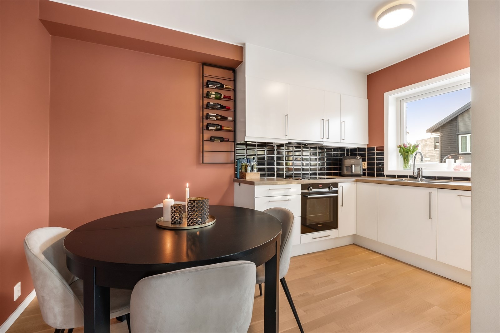 Kjøkkenet har også god plass til spisebord. Galleribilde