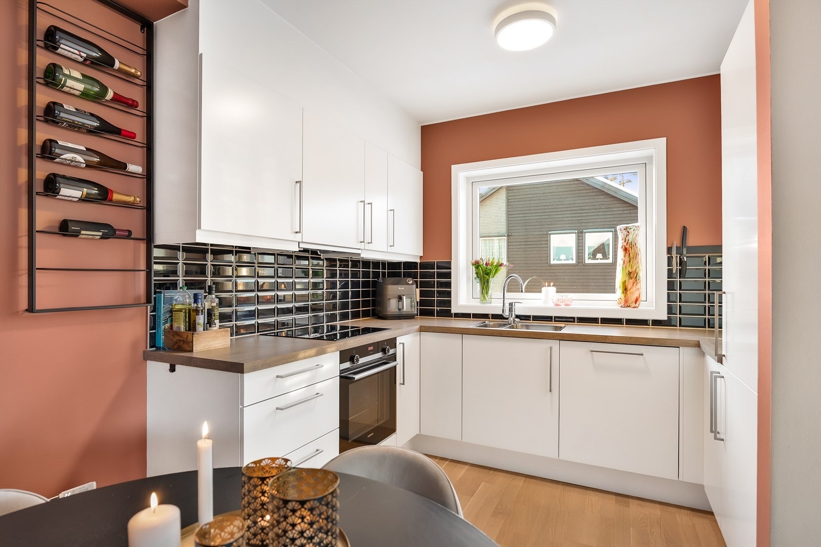 Flott kjøkken med mye skap- og benkeplass. Rommet er malt i en moderne fargenyanse. Galleribilde