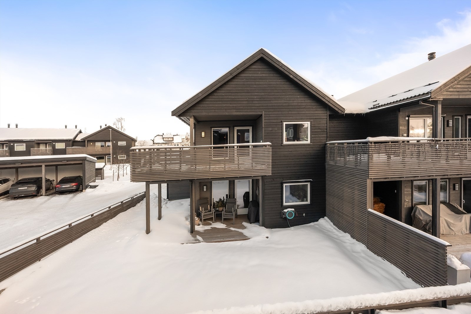 Leiligheten har en god intern beliggenhet på Eltonåsen, med kort vei til skole, barnehage, butikker, buss og marka. Galleribilde