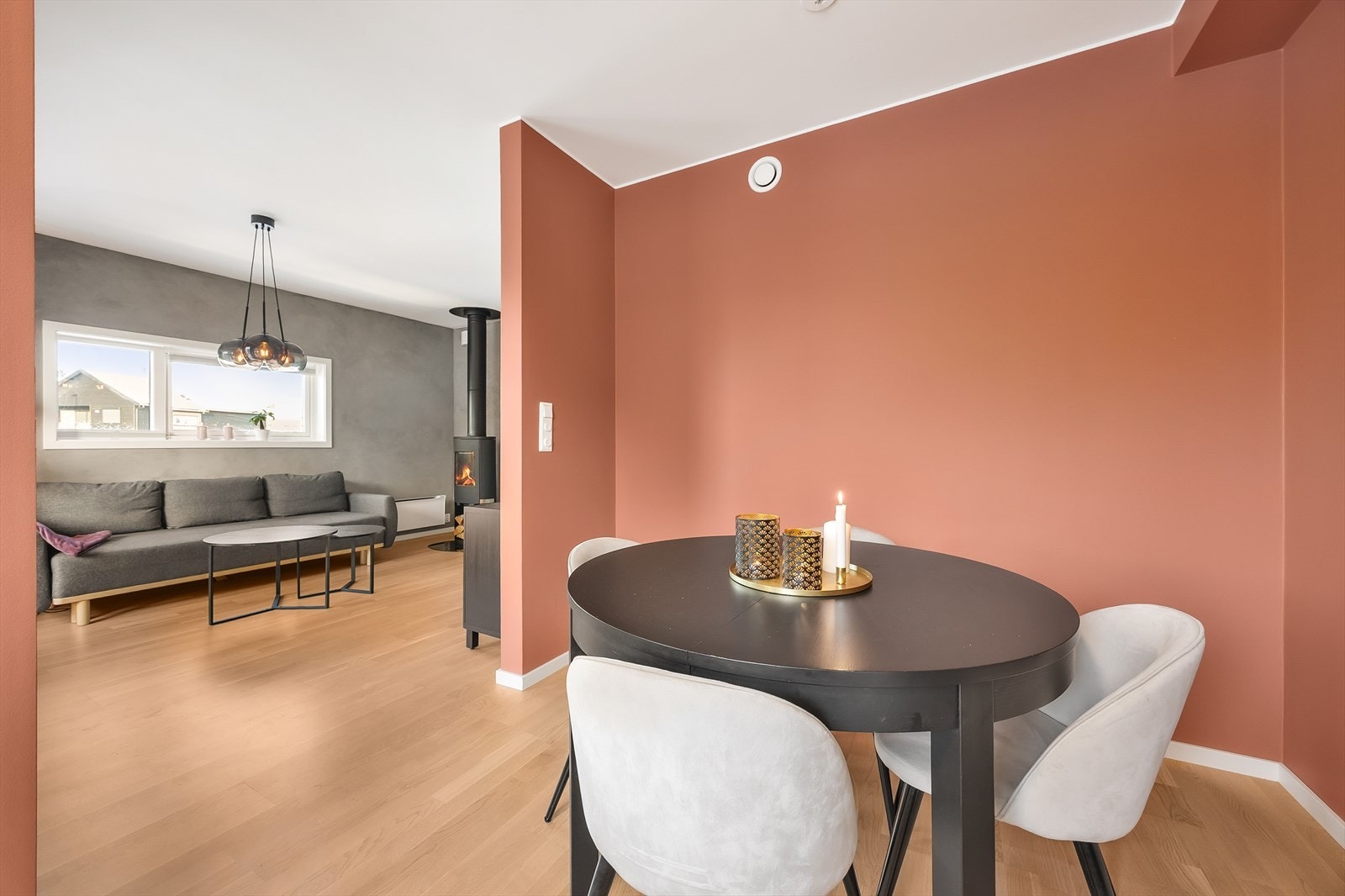 Koselig spiseplass, og delvis åpen løsning mot stuen. Galleribilde