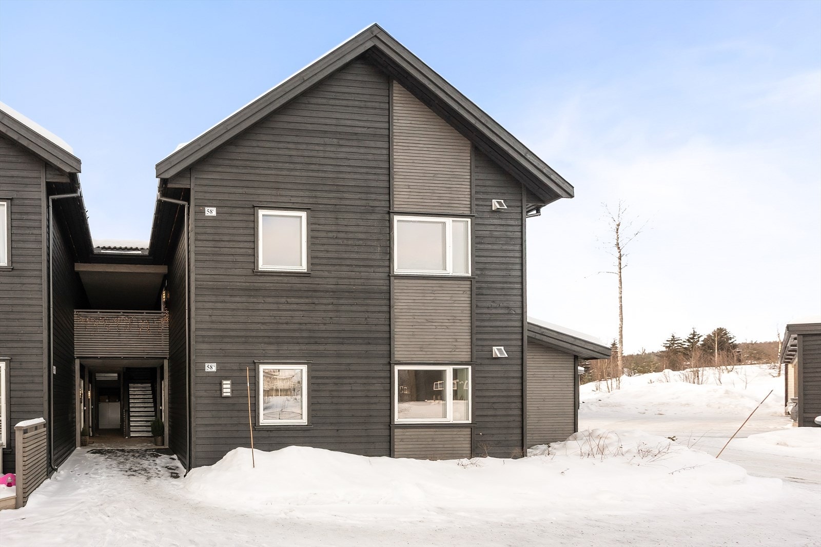 Leiligheten har adkomst via utvendig trapp i bygget. Velkommen inn! Galleribilde