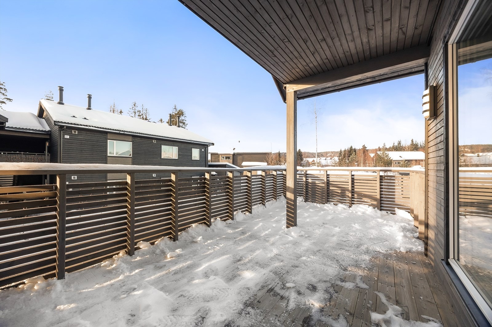 Utenfor stuen er det en overbygget balkong på hele 16 kvm. Galleribilde