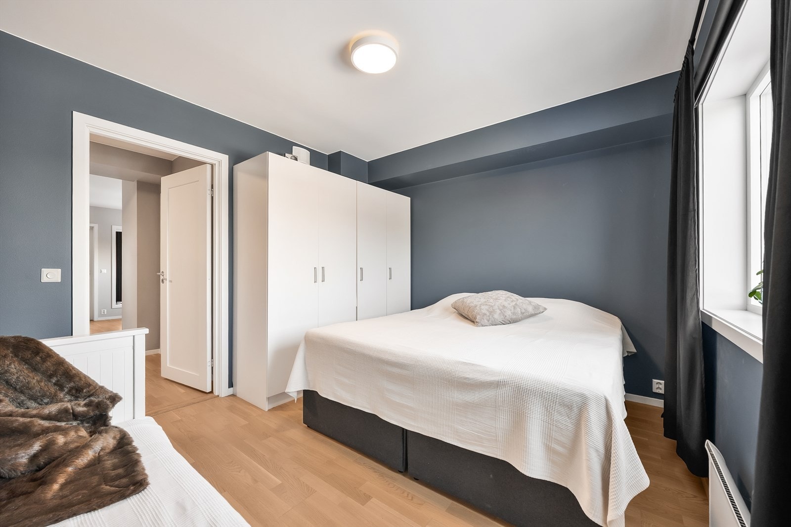 I hovedsoverommet er det tilhørende garderobeskap. Galleribilde