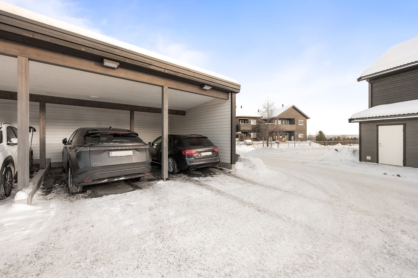 Det medfølger en parkeringsplass i carport i rekke. Galleribilde