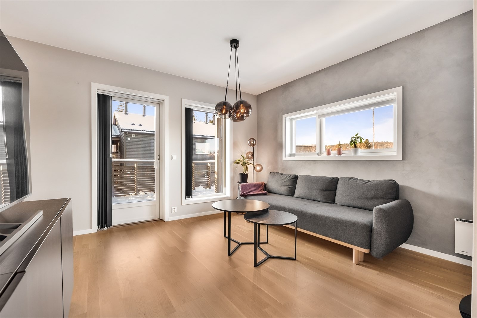 Fra stuen er det adkomst til balkongen via terrassedør. Det er også montert lameller på vindu og terrassedøren. Galleribilde