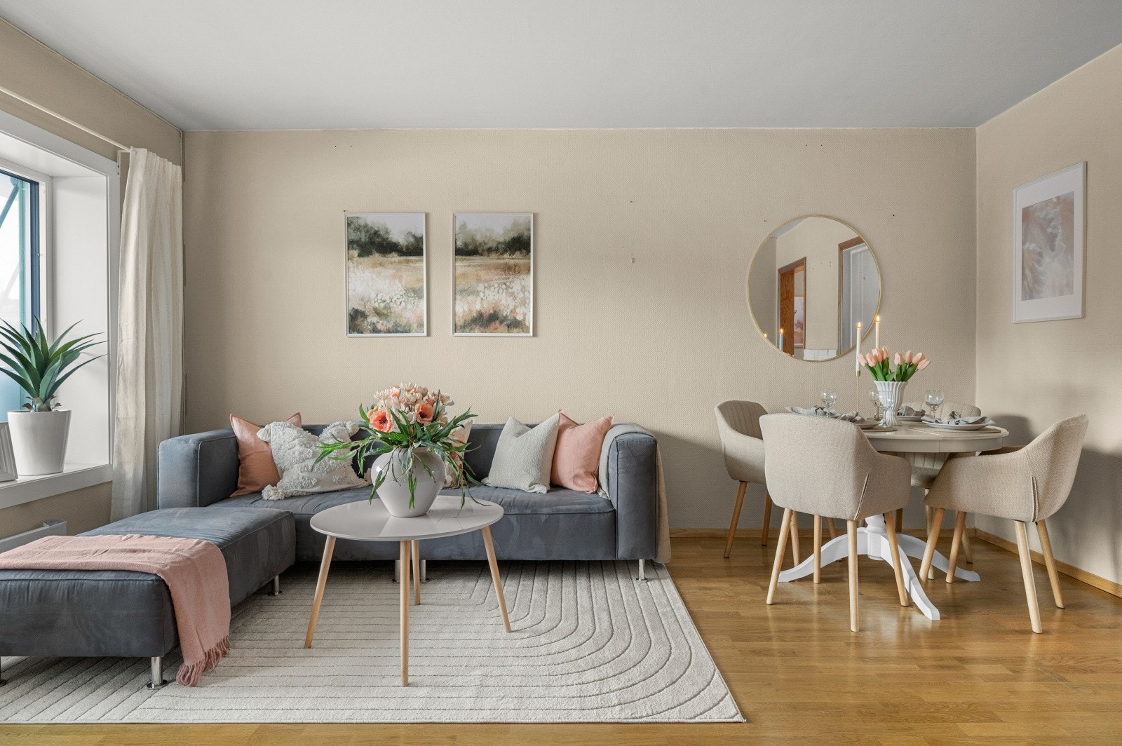 Leiligheten har en romslig stue målt til 21.5 m² som gir naturlig avsatt plass til både sofakrok og spisebord. Galleribilde