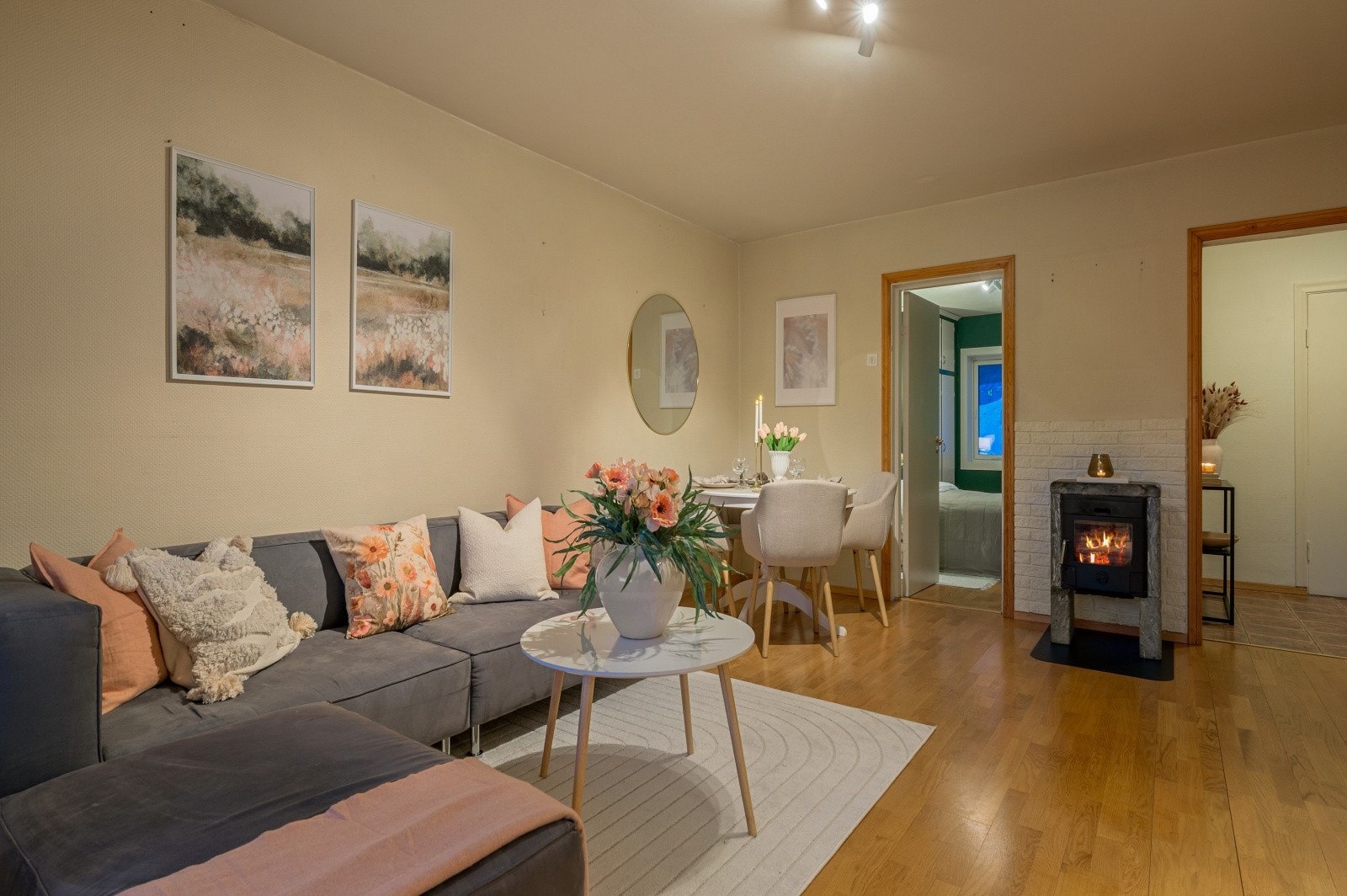 Borettslaget er oppgradert i perioden 2022-2024 med ny fasadekledning med tilleggsisolering, vinduer, balkongdører, og drenering. Galleribilde