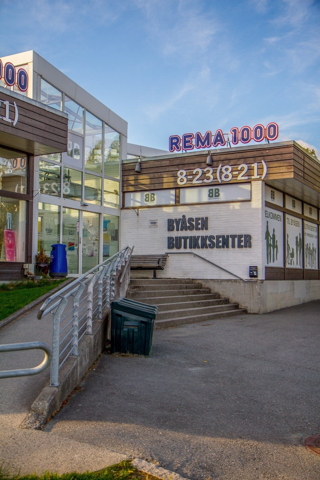 Kun 7 minutter unna til fots har du også Byåsen Butikksenter med dagligvarebutikk, bakeri, apotek, blomsterbutikk, og frisør. Galleribilde