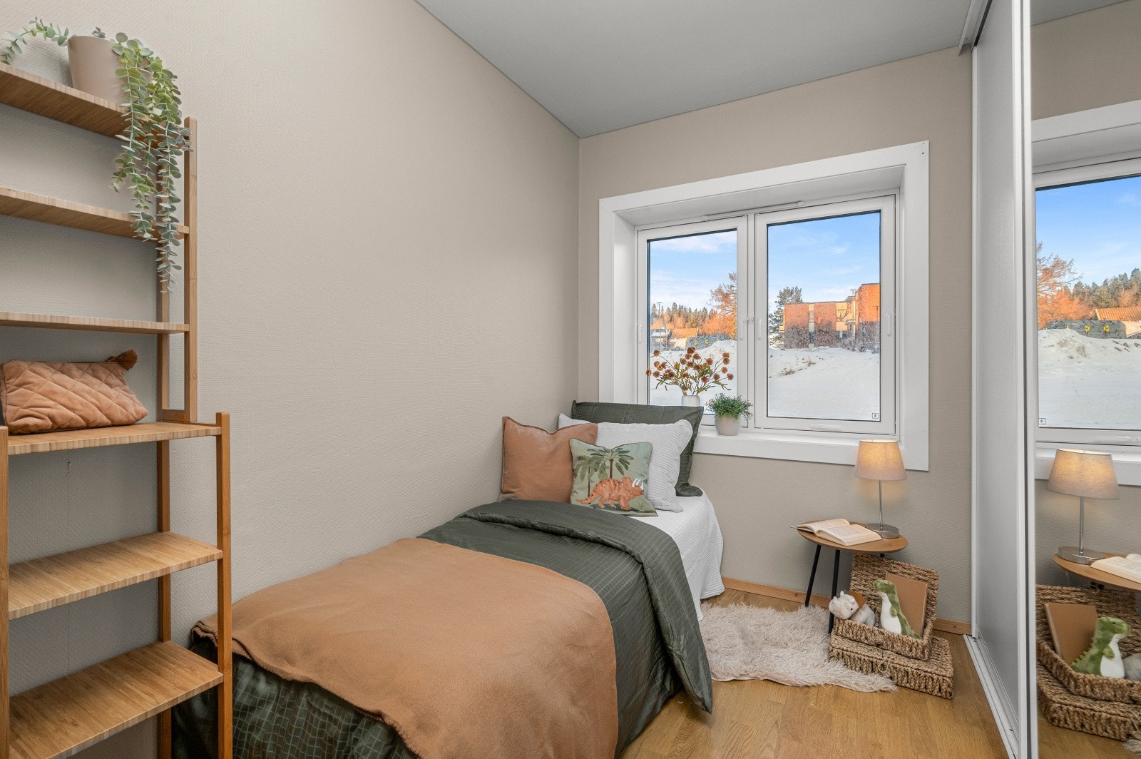 Soverom 2 er målt til 6 m², utstyrt med skyvedørsgarderobe. Galleribilde