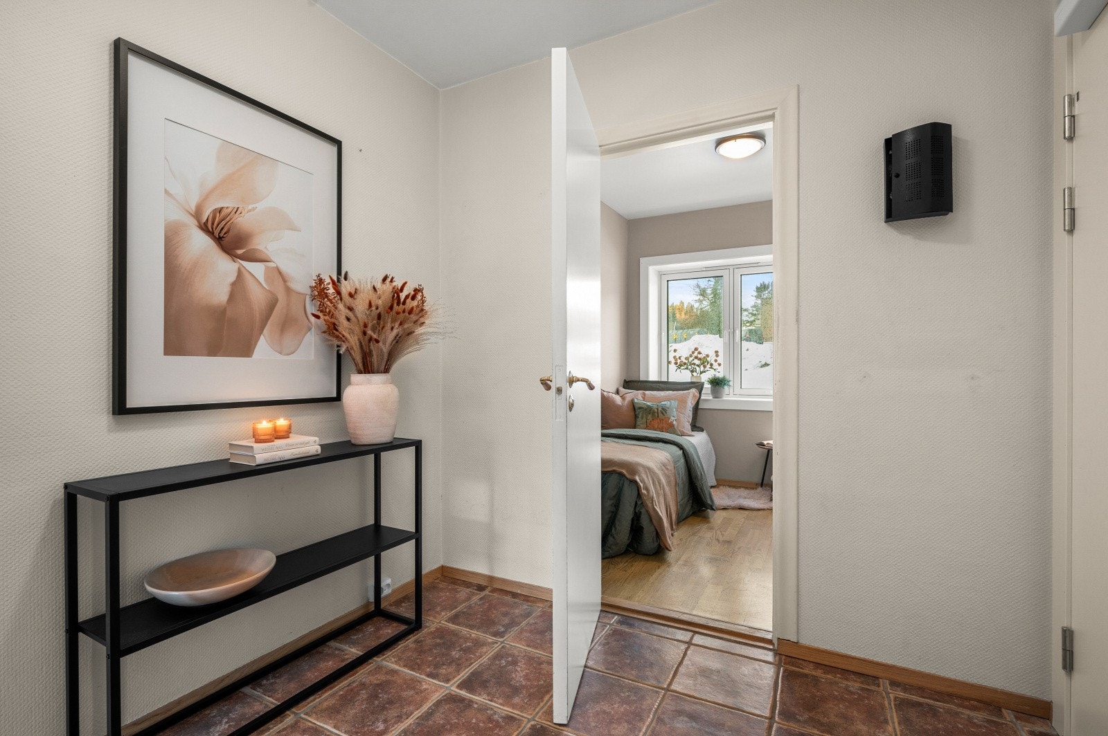 Området er også godt dekket av kollektivtransport. Nærmeste holdeplass er Sverresborg 1 som ligger kun 3 minutters gange unna leiligheten. Galleribilde